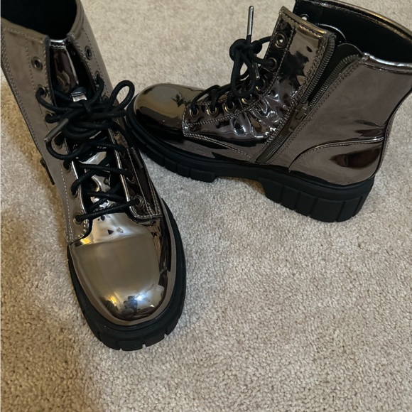 Madden NYC Girls Gray Metallic / Size 5 - Picture 5 of 8